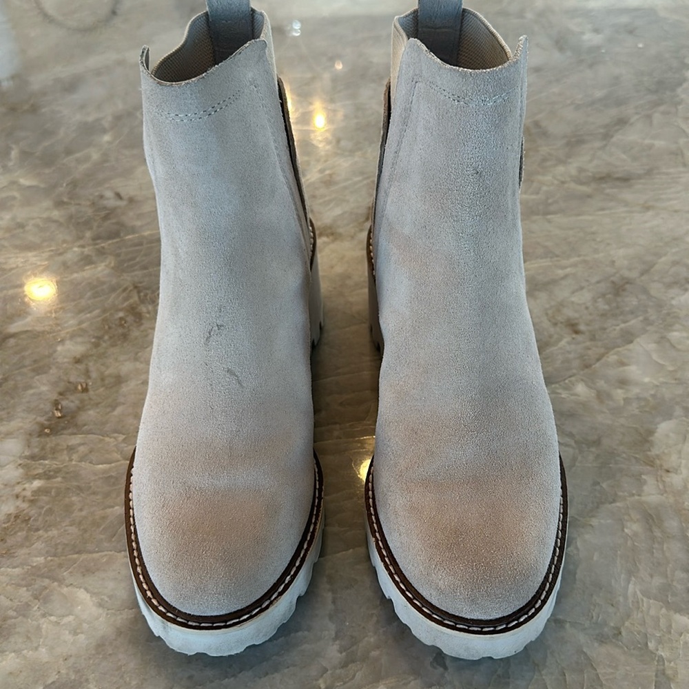Dolce Vita light beige Chelsea boots. Size 8.